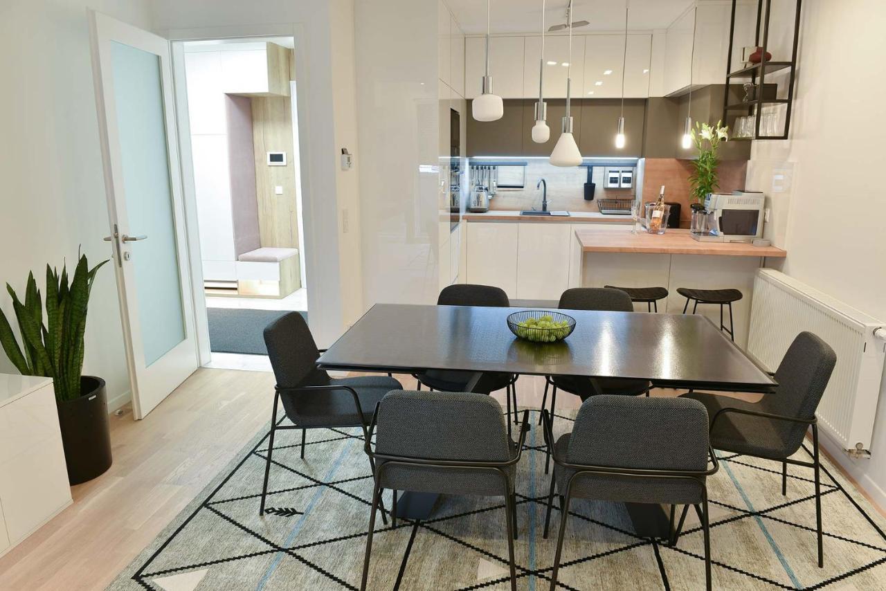 Astra Urban Garden Apartment, 2 Garage Parking Spaces ซาเกร็บ ภายนอก รูปภาพ