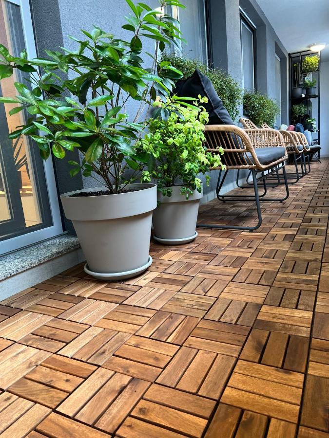Astra Urban Garden Apartment, 2 Garage Parking Spaces ซาเกร็บ ภายนอก รูปภาพ
