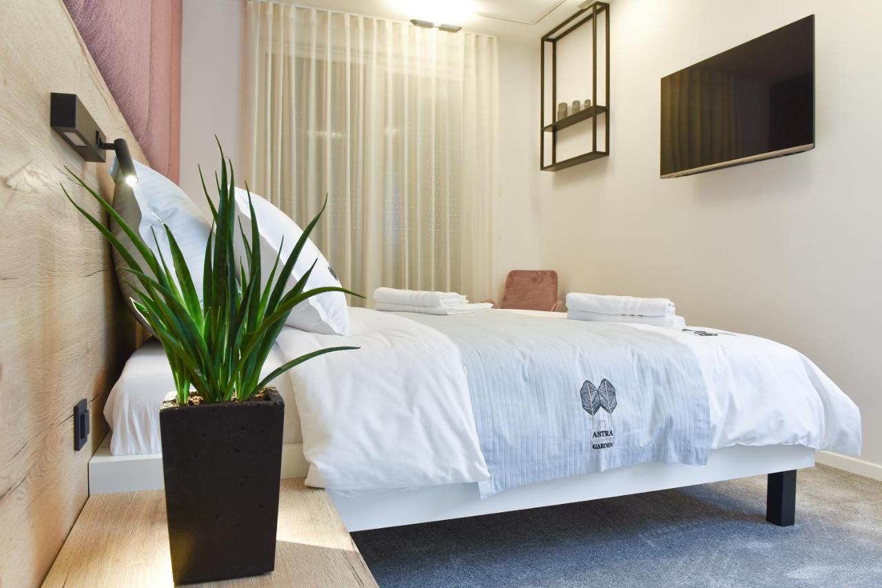 Astra Urban Garden Apartment, 2 Garage Parking Spaces ซาเกร็บ ภายนอก รูปภาพ