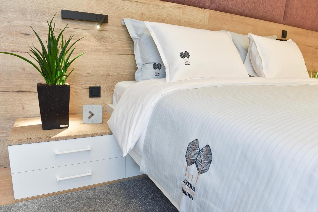 Astra Urban Garden Apartment, 2 Garage Parking Spaces ซาเกร็บ ภายนอก รูปภาพ